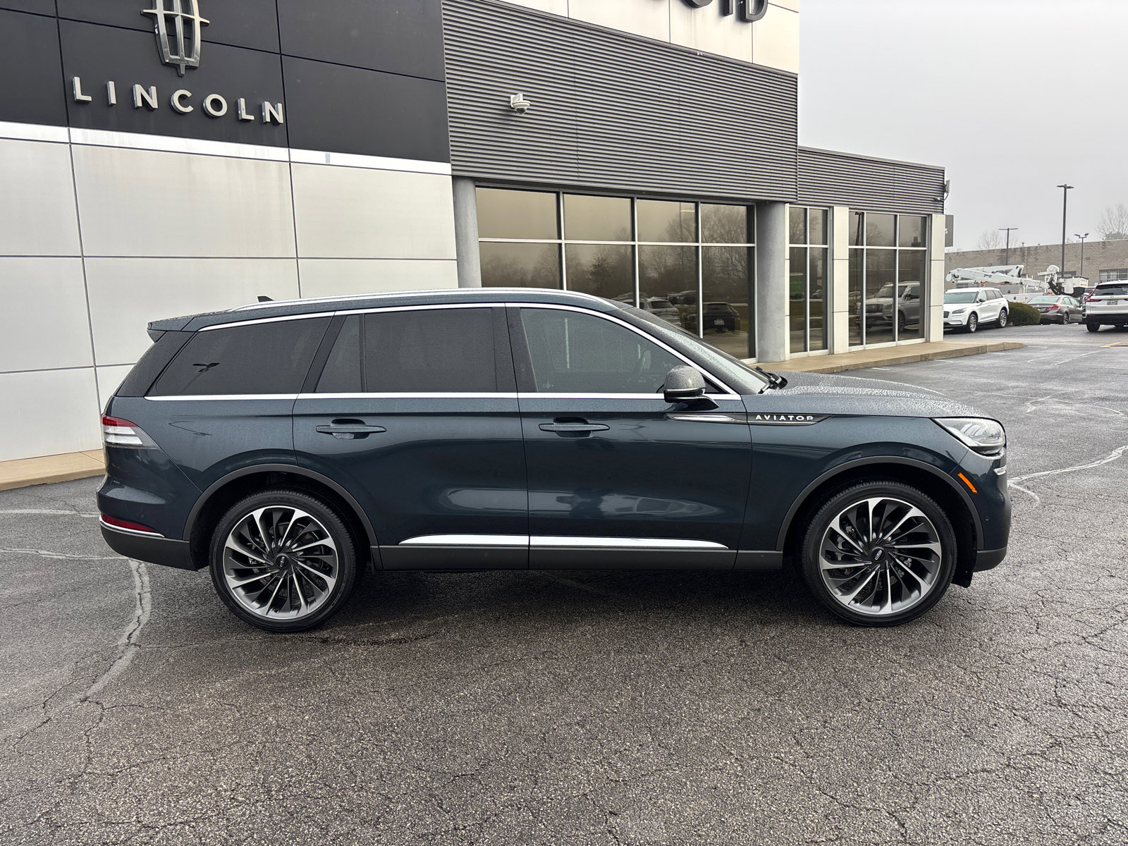 Certified 2023 Lincoln Aviator Reserve w/ Equipment Group 201A image 8