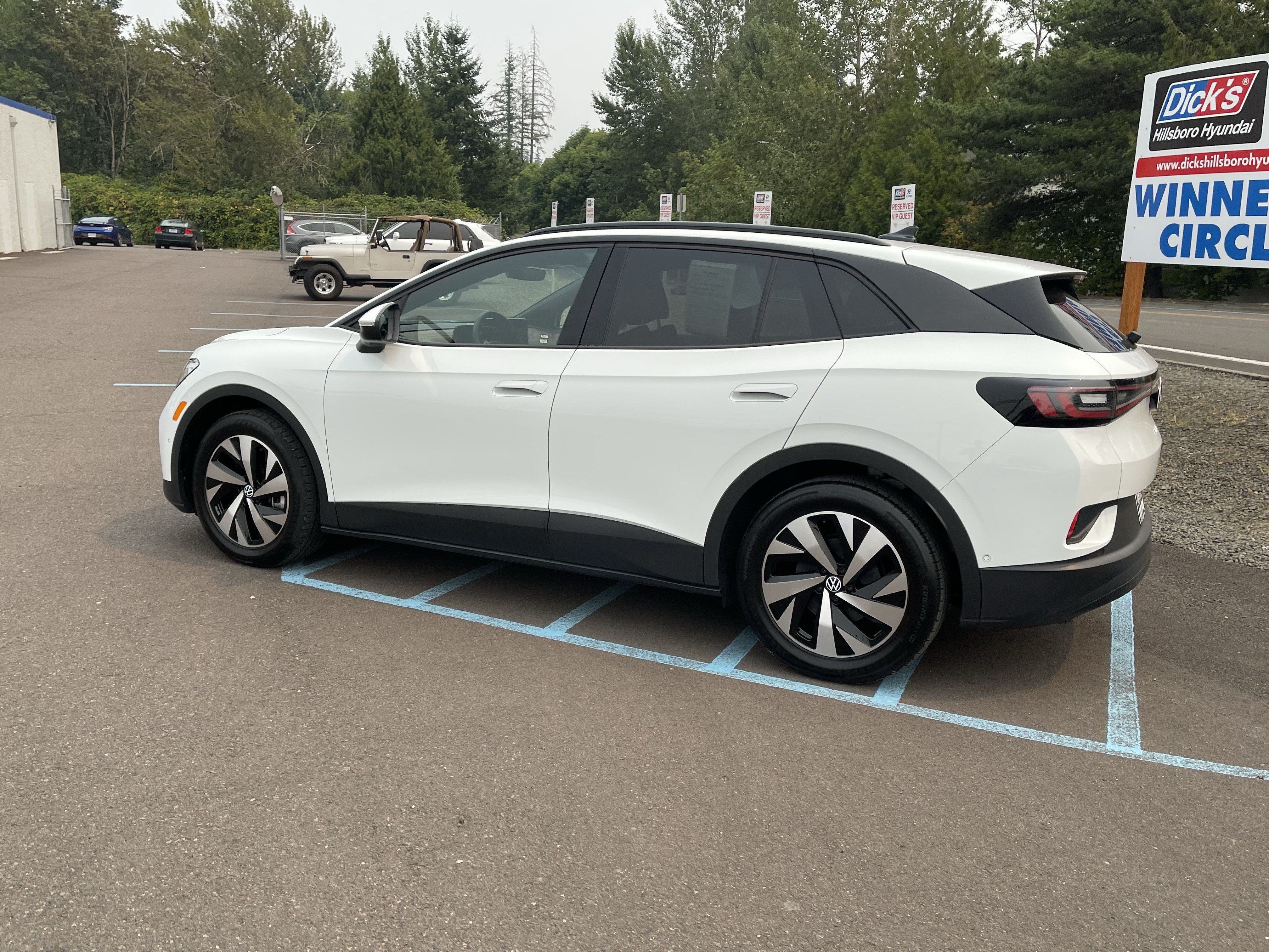 Used 2024 Volkswagen ID.4 2WD image 3