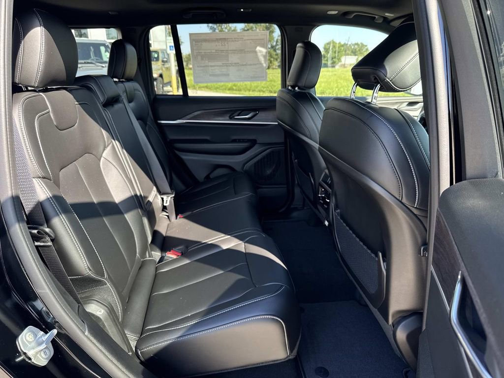 New 2025 Jeep Grand Cherokee Limited w/ Black Appearance Package image 18
