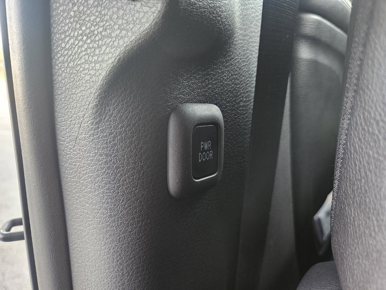 Used 2025 Toyota Sienna Limited image 33