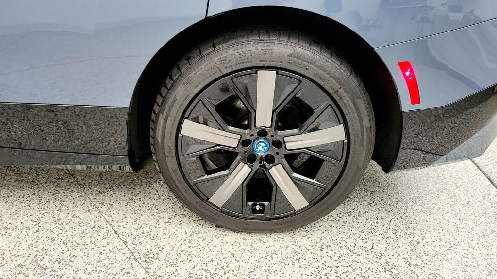 Used 2024 BMW iX xDrive50 w/ Premium Package AWD/4WD image 9