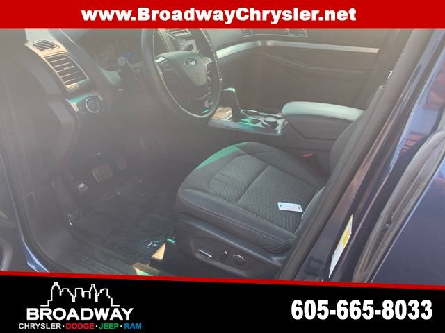 Used 2017 Ford Explorer XLT AWD/4WD image 7