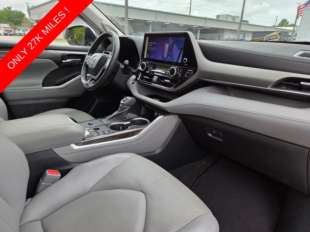 Used 2023 Toyota Highlander Limited FWD image 13