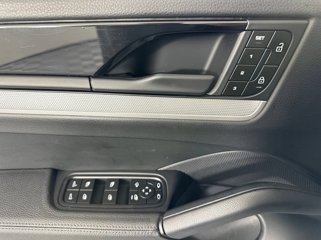 Certified 2024 Porsche Cayenne AWD/4WD image 17