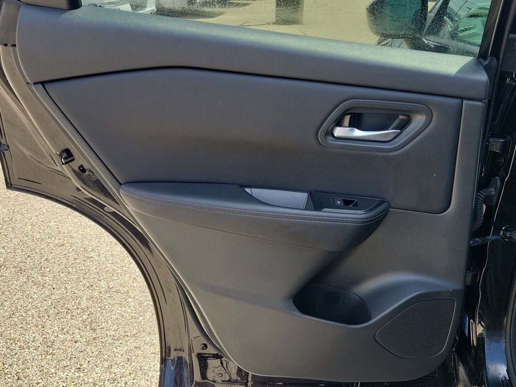 Used 2025 Nissan Rogue SV FWD image 15