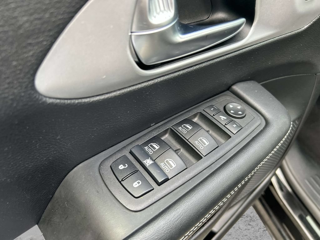 Used 2025 Chrysler Pacifica Limited FWD image 16