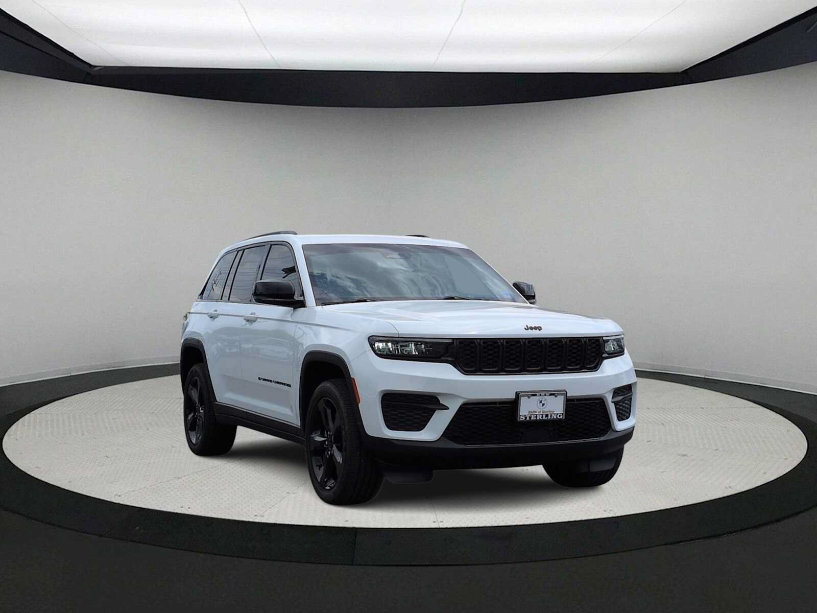Used 2023 Jeep Grand Cherokee Altitude AWD/4WD image 2