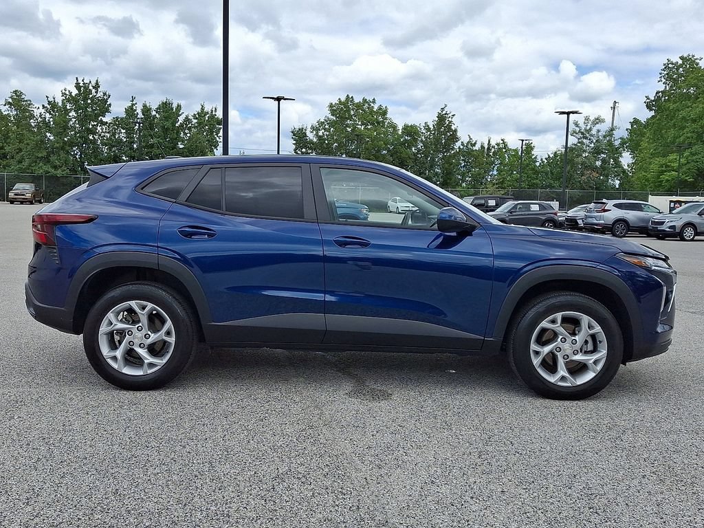 Used 2024 Chevrolet Trax LS w/ LS Convenience Package FWD image 10