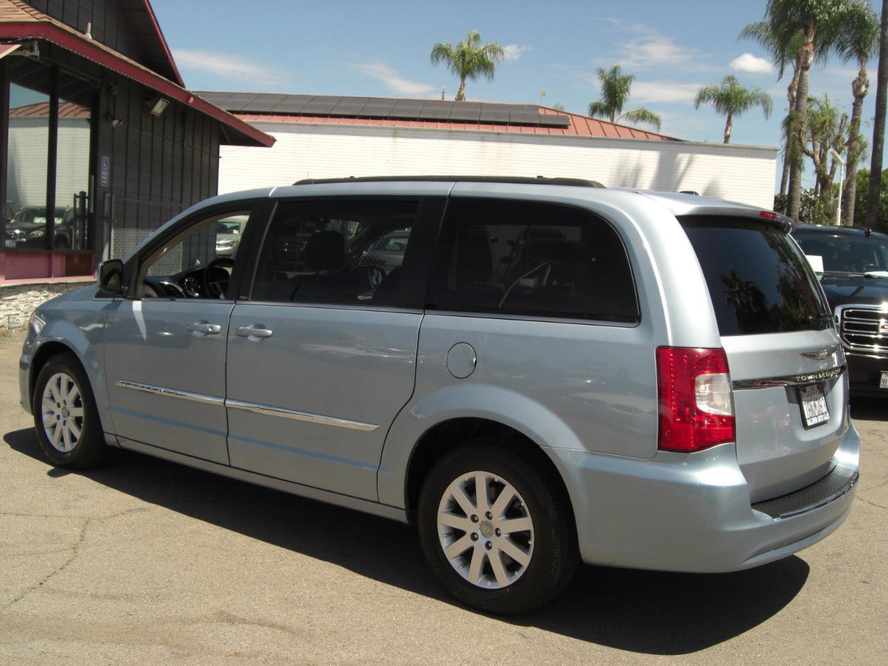 Used 2013 Chrysler Town & Country Touring FWD image 10