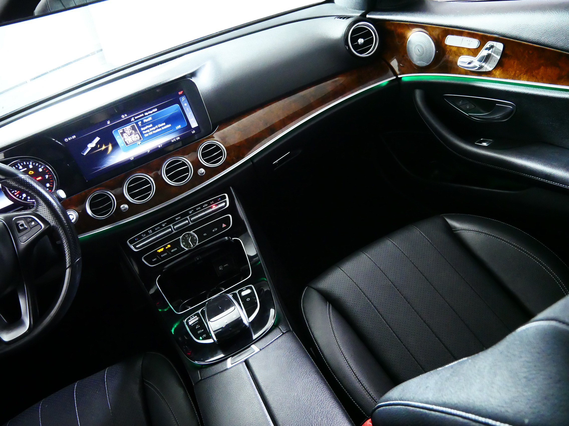 Used 2018 Mercedes-Benz E 300 4MATIC image 11