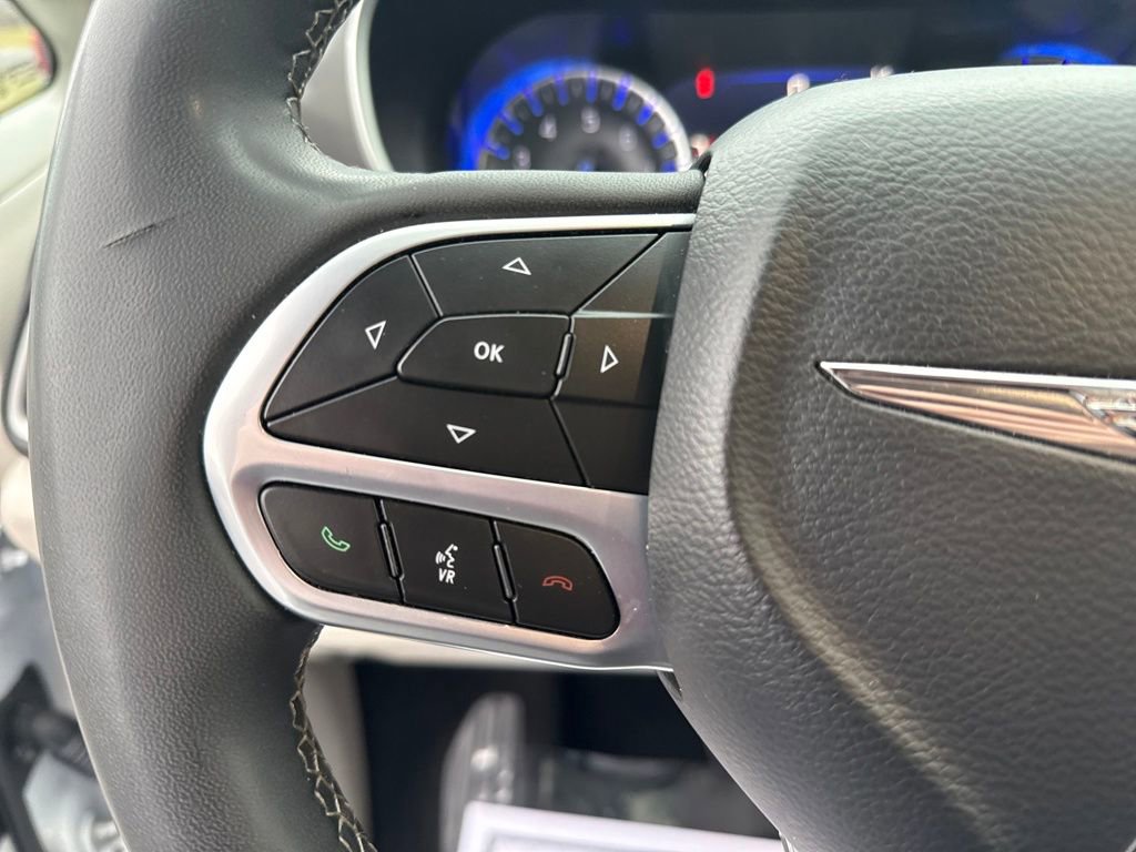 Used 2024 Chrysler Pacifica Touring-L image 28