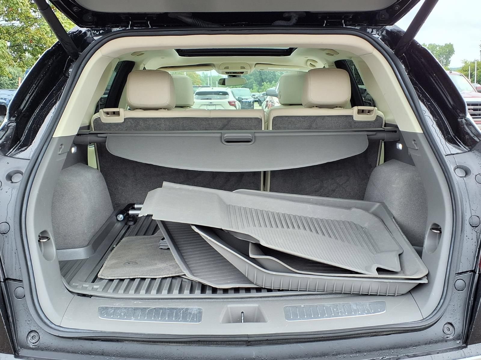 Used 2024 Cadillac XT5 Premium Luxury w/ LPO, Floor Liner Package FWD image 9