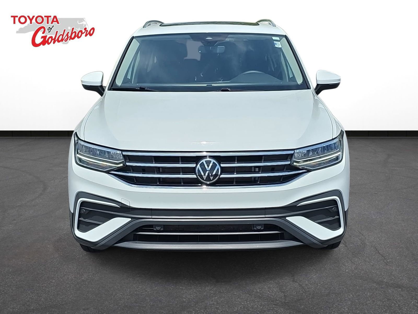 Used 2024 Volkswagen Tiguan SE w/ Panoramic Sunroof Package FWD image 2