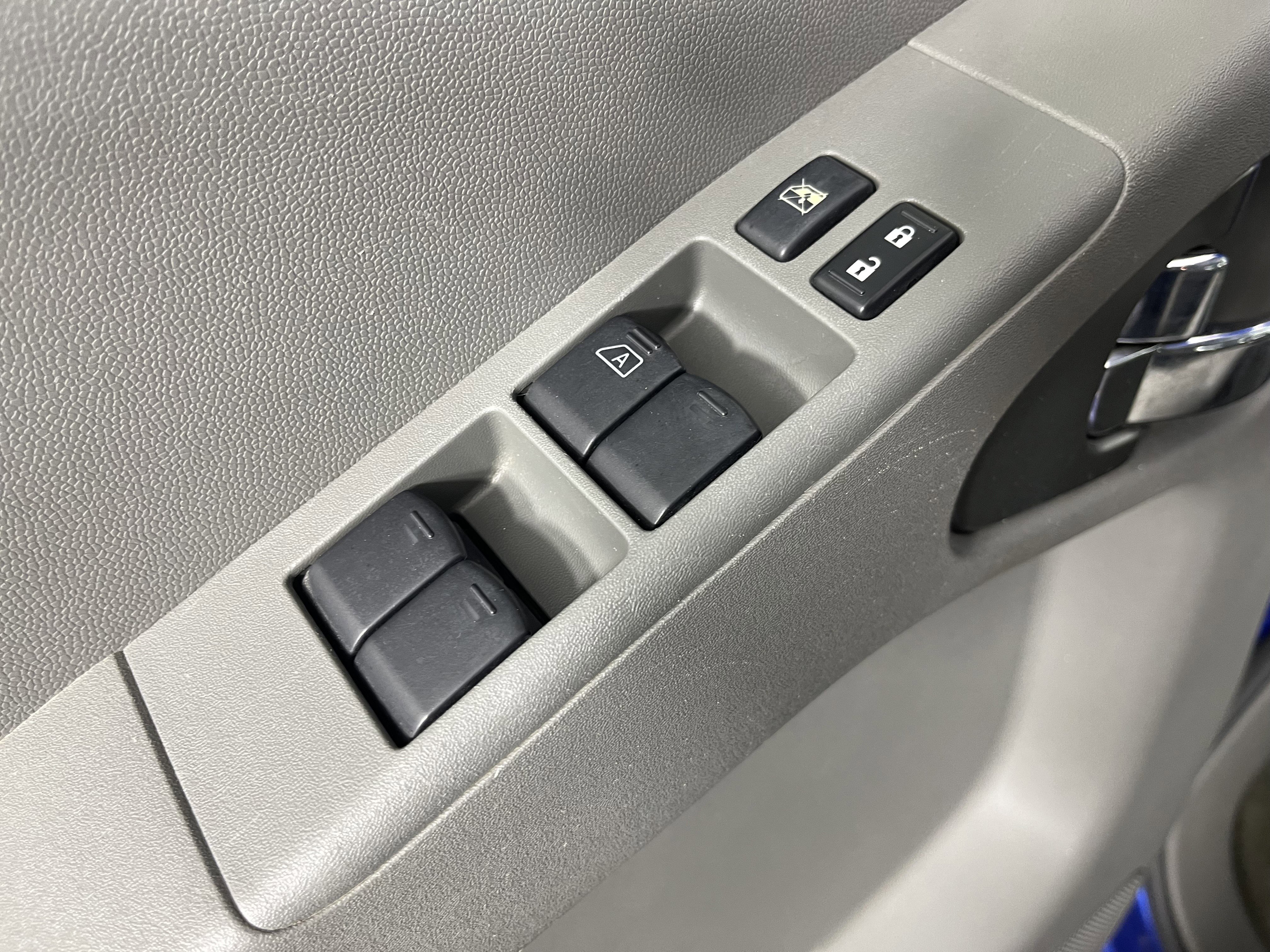 Used 2012 Nissan Frontier SV image 18