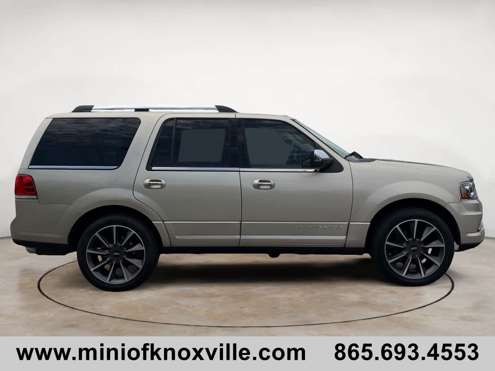 Used 2017 Lincoln Navigator Reserve AWD/4WD image 2
