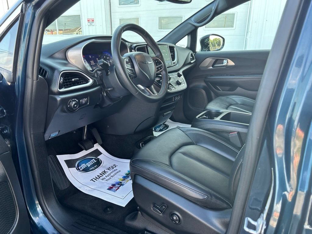 Used 2025 Chrysler Pacifica Select FWD image 13