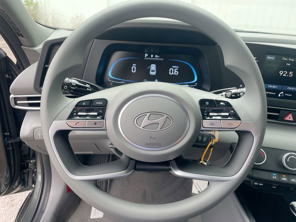 Used 2025 Hyundai Elantra SE image 40