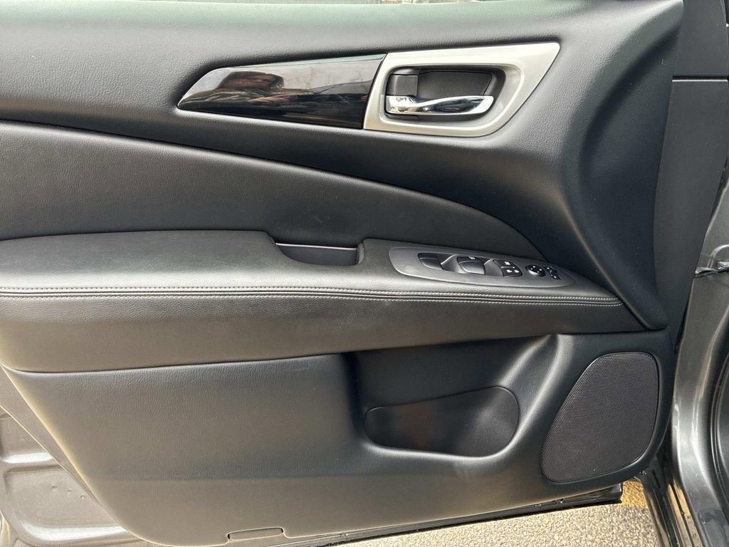 Used 2018 Nissan Pathfinder S image 22