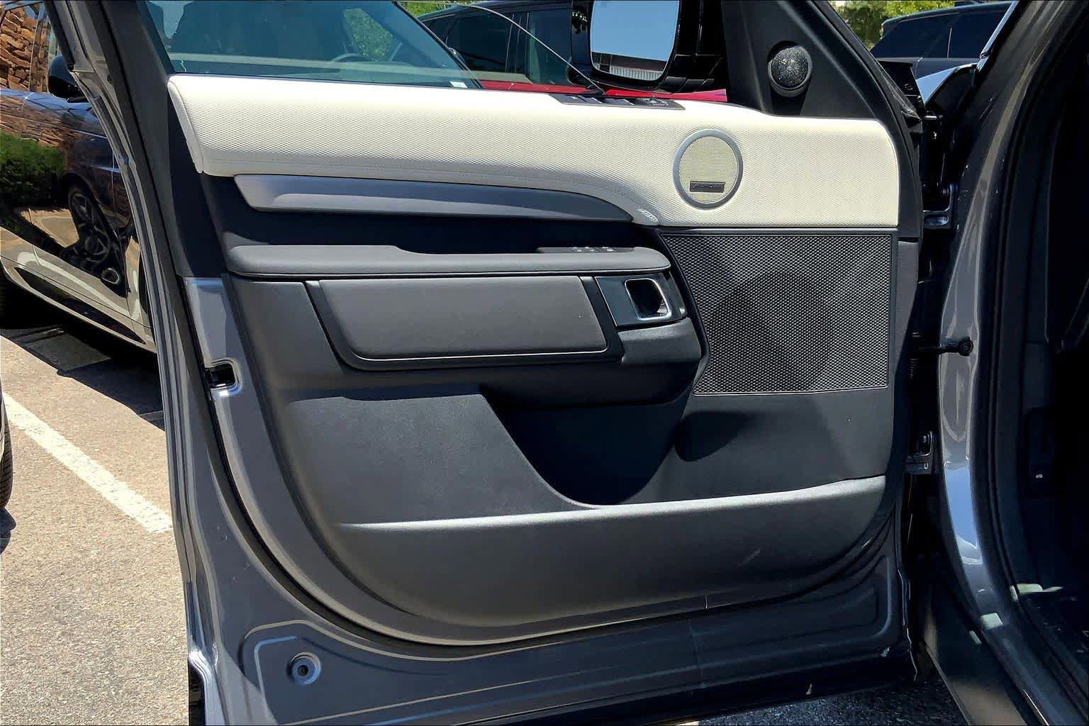 New 2025 Land Rover Discovery Dynamic SE image 10