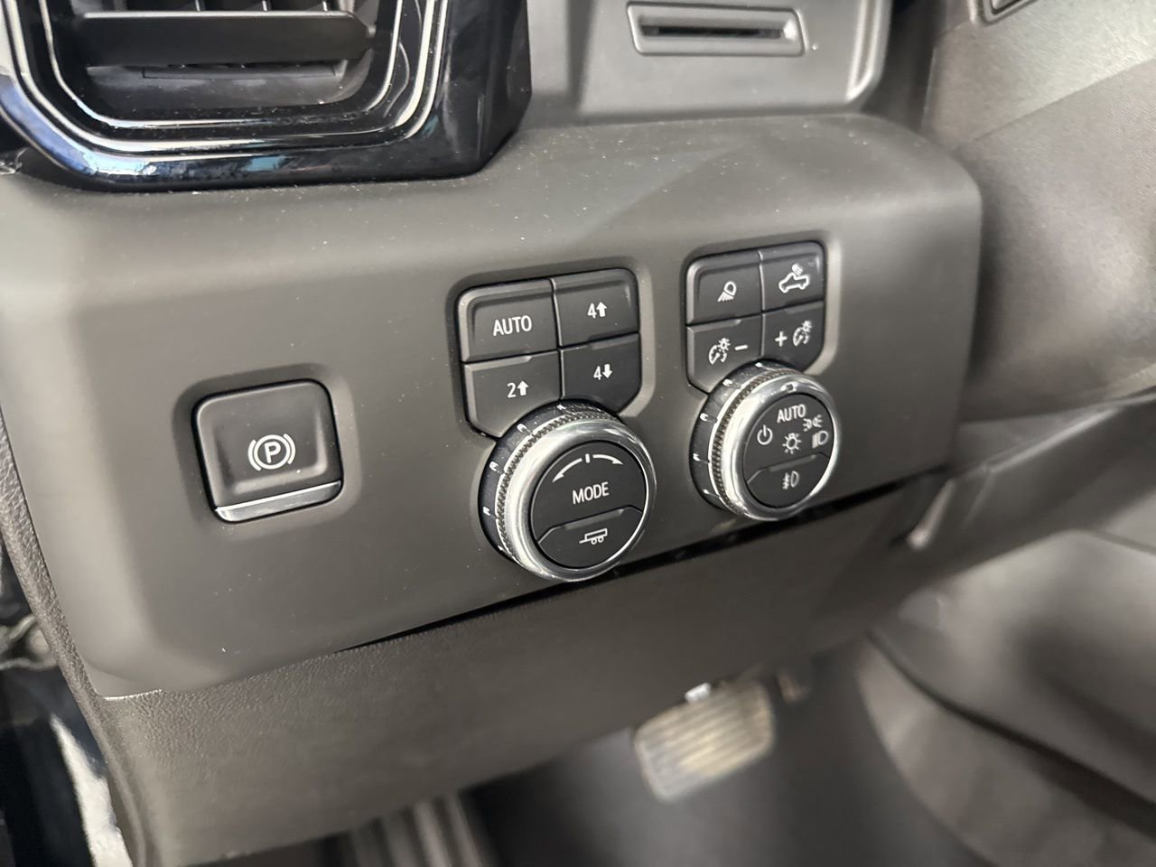 Used 2025 GMC Sierra 2500 AT4 image 19