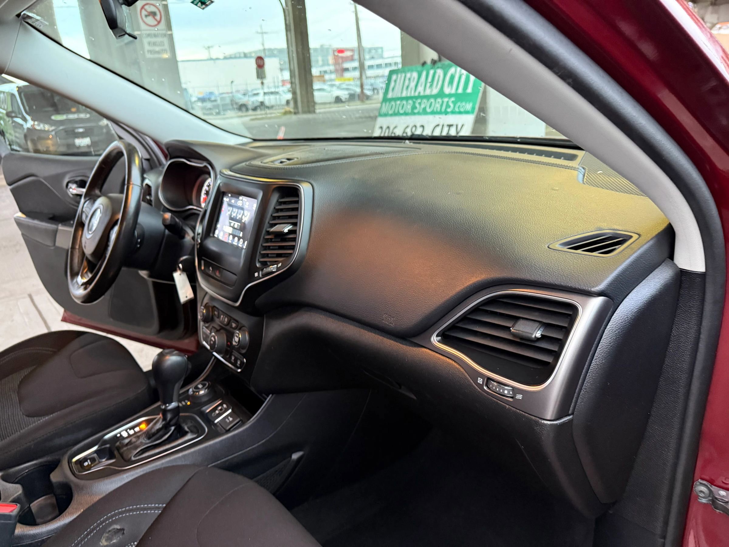 Used 2020 Jeep Cherokee Latitude w/ Cold Weather Group AWD/4WD image 20