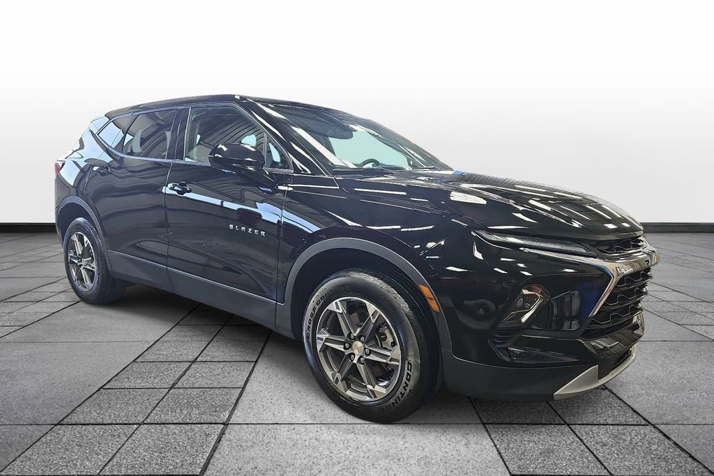 Used 2025 Chevrolet Blazer LT FWD image 3