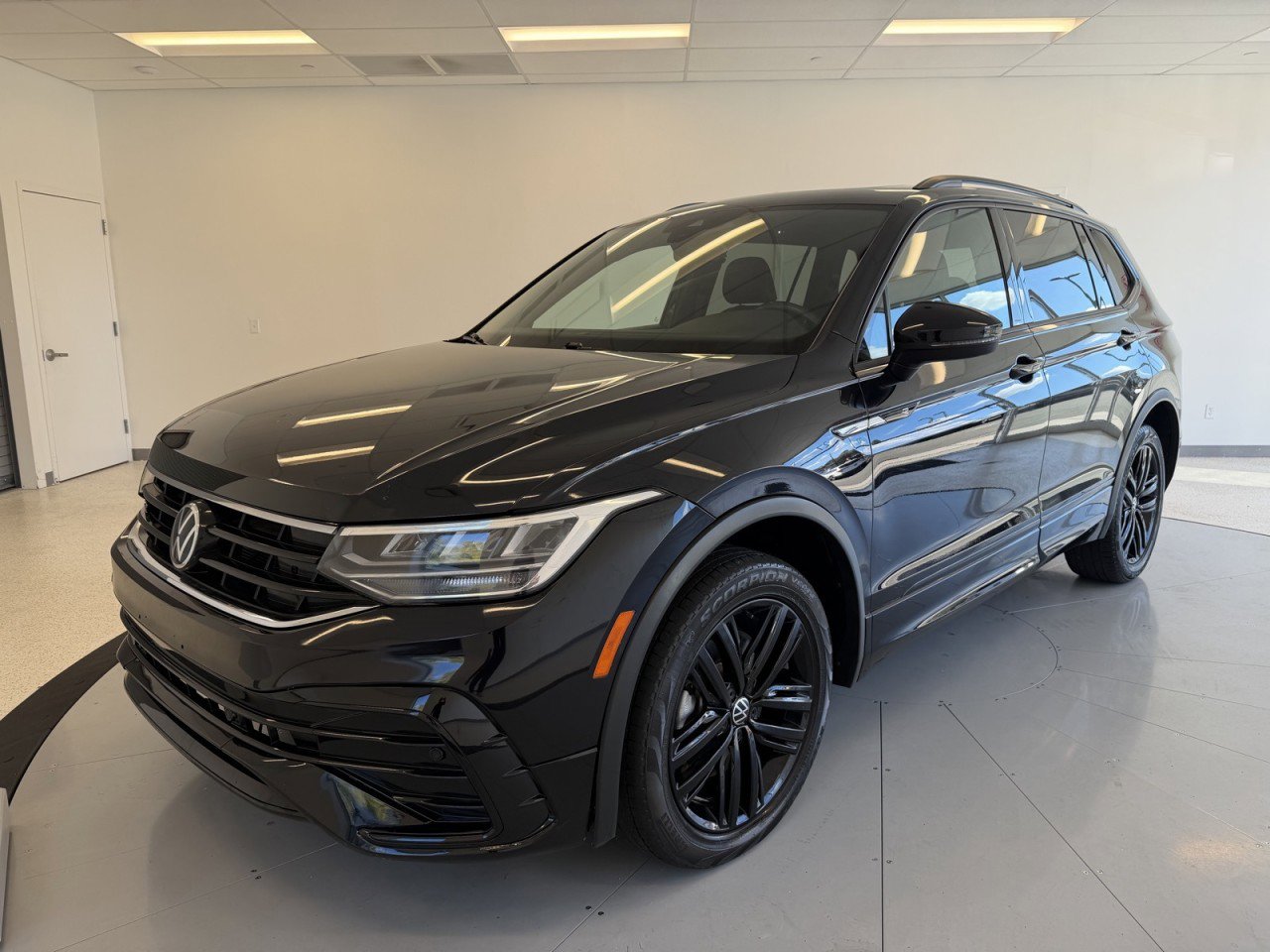 Used 2022 Volkswagen Tiguan SE R-Line AWD/4WD image 3