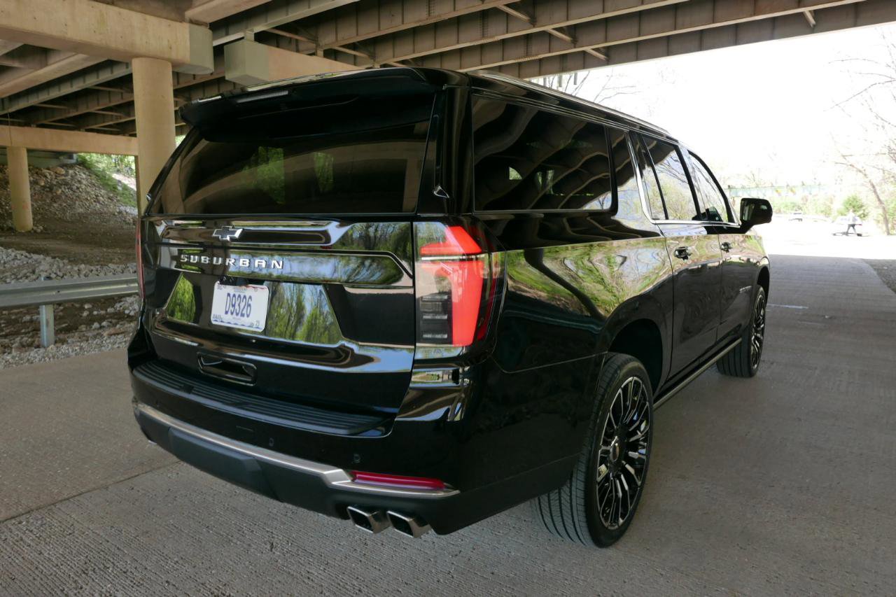 Used 2025 Chevrolet Suburban High Country AWD/4WD image 58