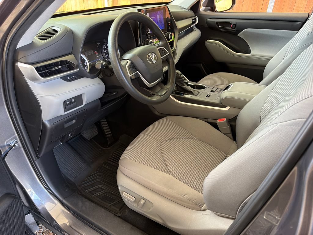Used 2023 Toyota Highlander L FWD image 2