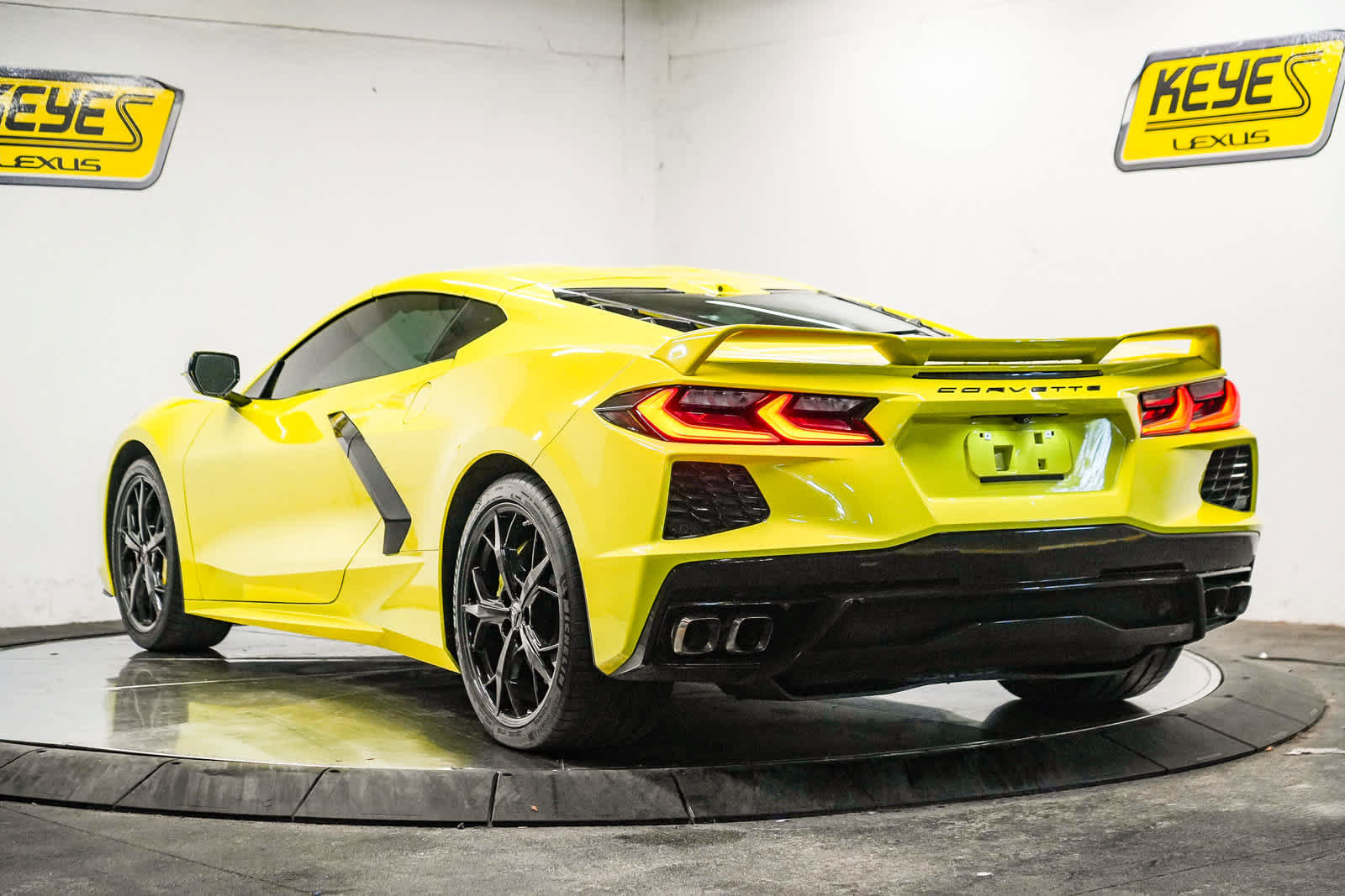 Used 2022 Chevrolet Corvette Stingray Preferred Cpe w/ Z51 Performance Package RWD image 2