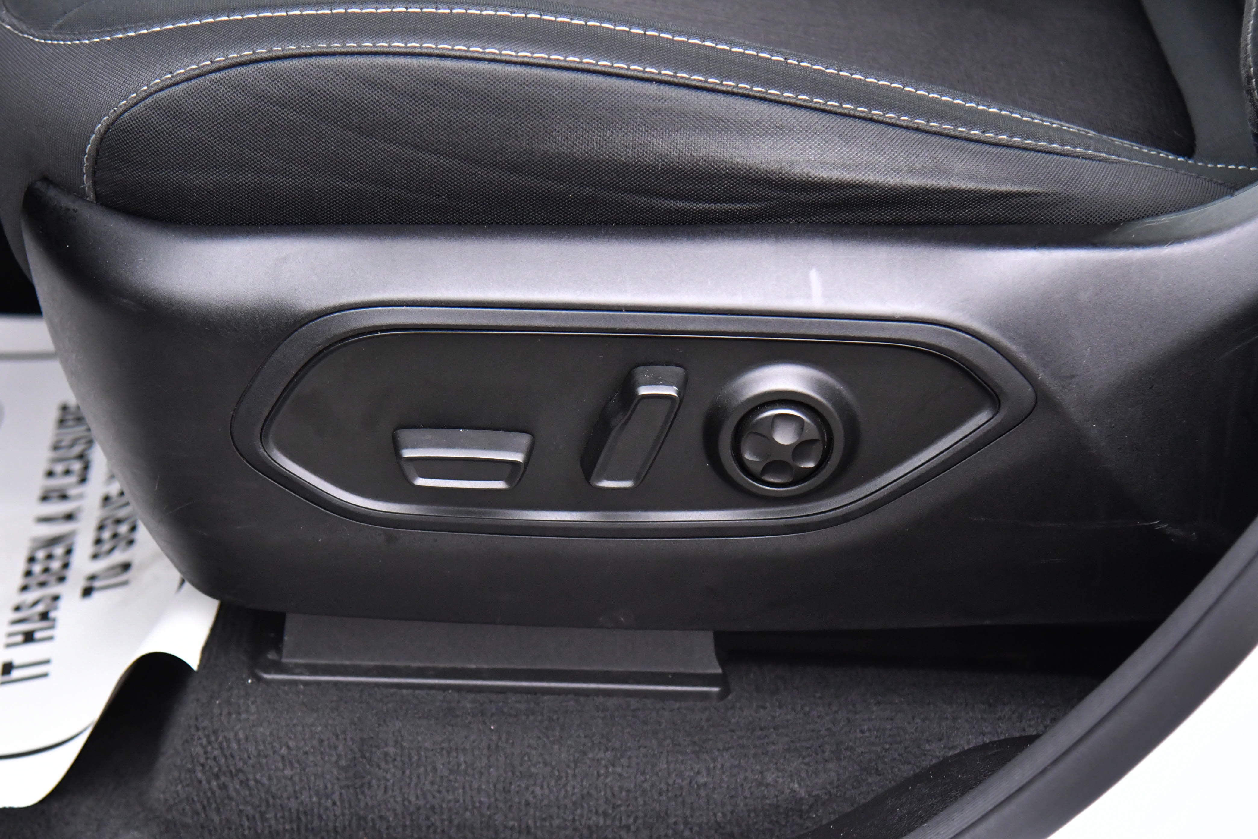 Used 2023 Jeep Grand Cherokee L Laredo image 16