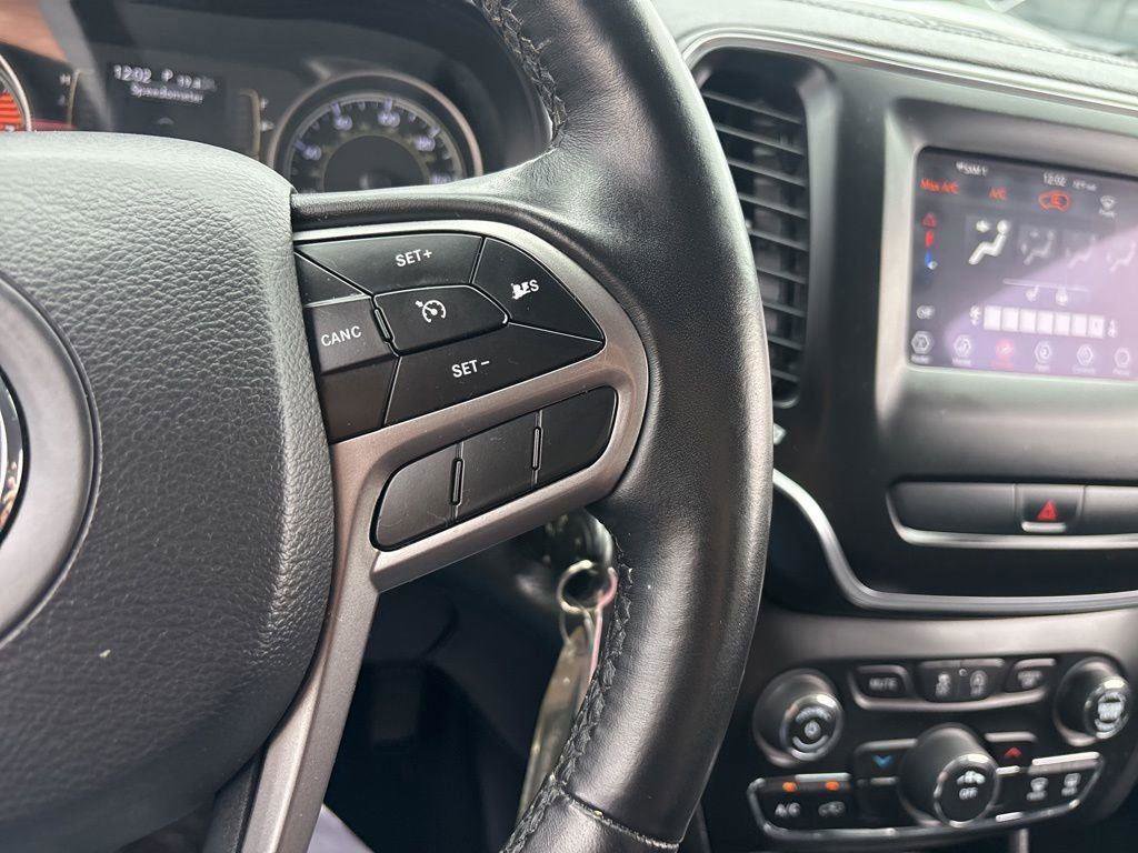 Used 2019 Jeep Cherokee Latitude w/ Cold Weather Group FWD image 18