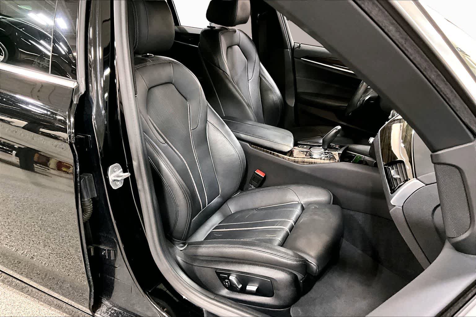 Used 2020 BMW 530i w/ Convenience Package RWD image 9