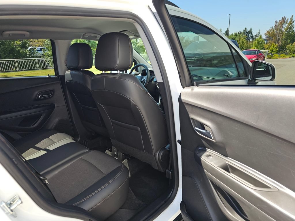 Used 2022 Chevrolet Trax LT w/ LT Convenience Package AWD/4WD image 14