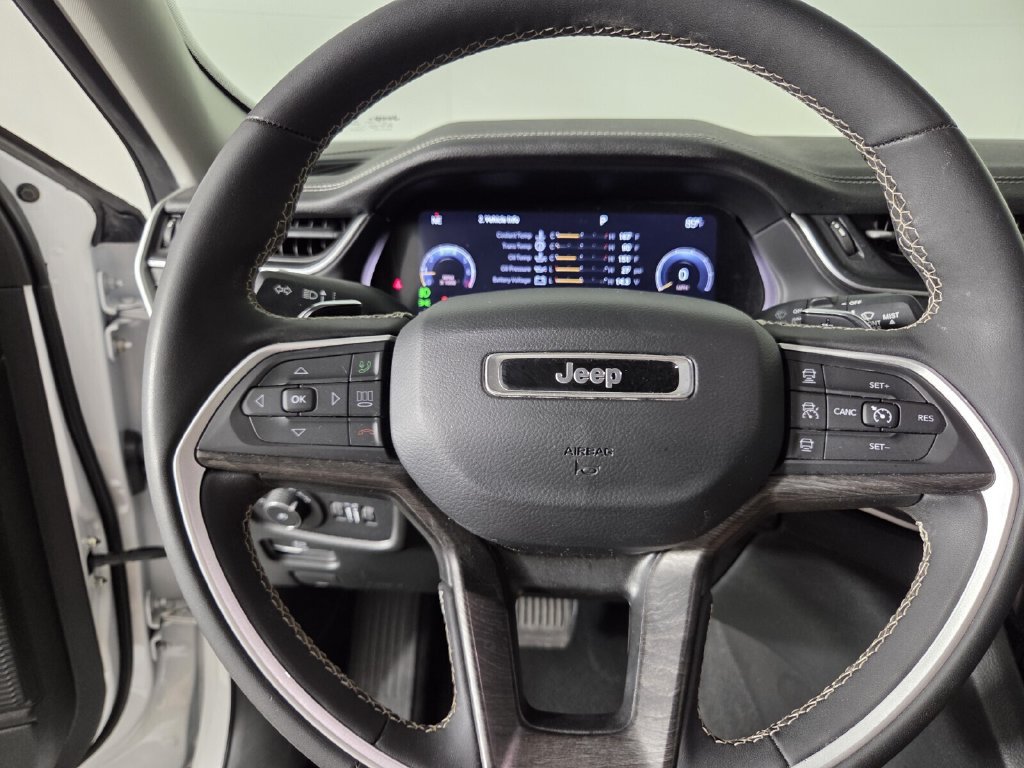 Used 2023 Jeep Grand Cherokee Limited w/ Black Appearance Package AWD/4WD image 15