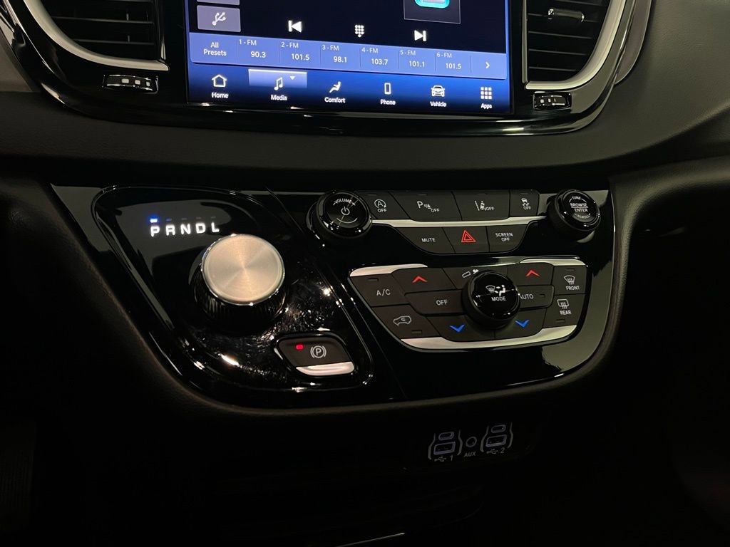 Used 2025 Chrysler Pacifica Select image 19