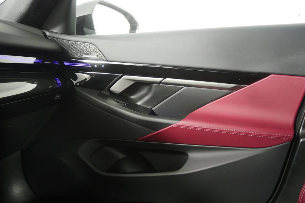 Certified 2025 BMW 530i image 28