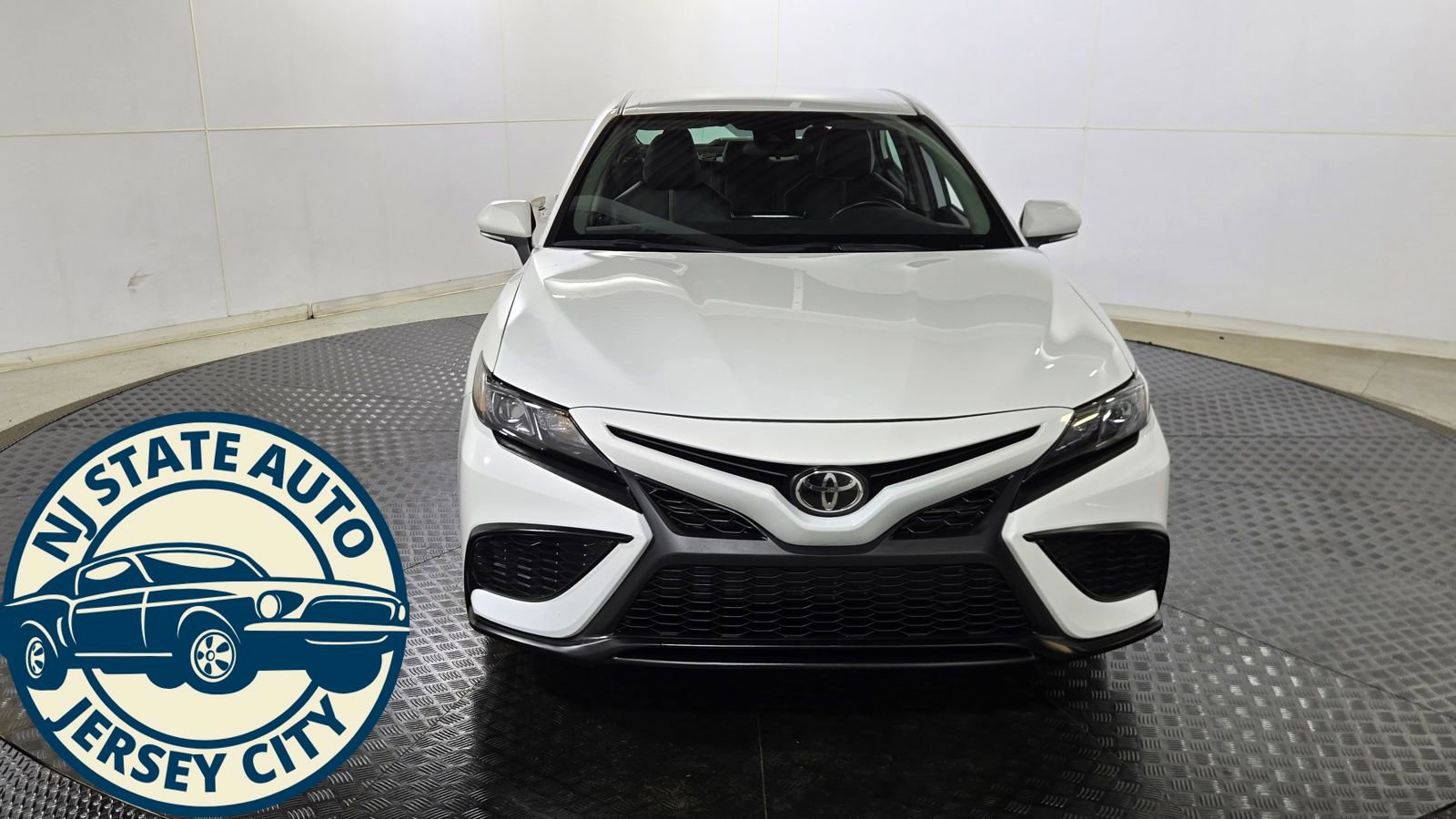Used 2024 Toyota Camry SE image 2
