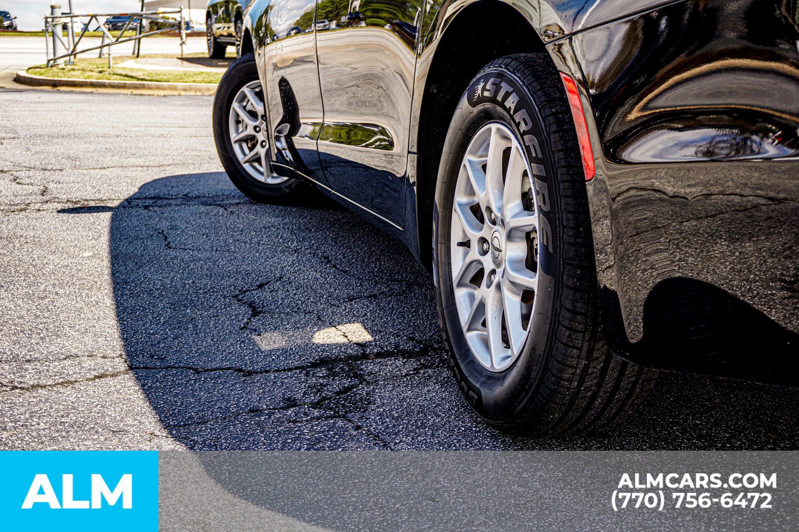 Used 2024 Chrysler Pacifica Touring-L image 14