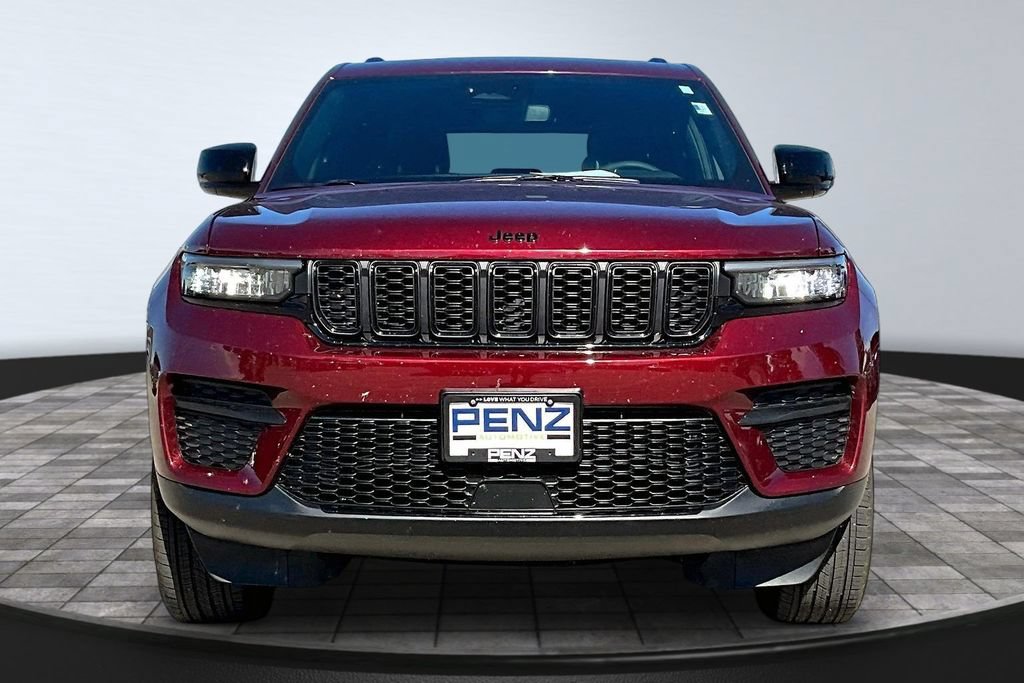 Used 2024 Jeep Grand Cherokee Altitude AWD/4WD image 2