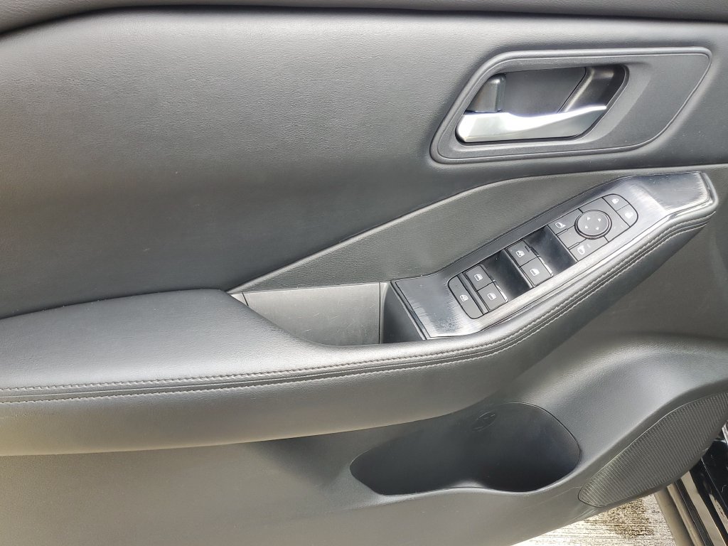 Certified 2025 Nissan Rogue SV FWD image 18