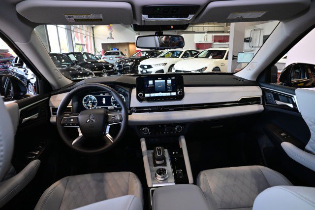 Used 2024 Mitsubishi Outlander SEL Black Edition image 32