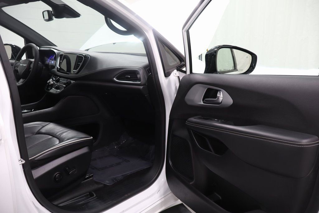 Used 2025 Chrysler Pacifica Limited image 14