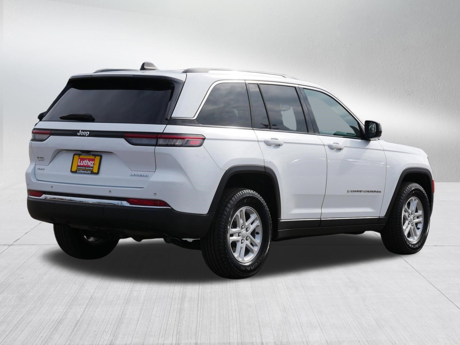 Used 2023 Jeep Grand Cherokee Laredo image 7