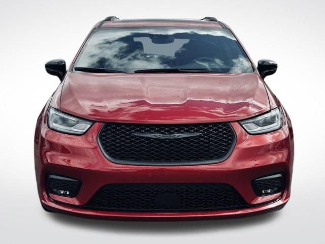 Used 2025 Chrysler Pacifica Limited image 2