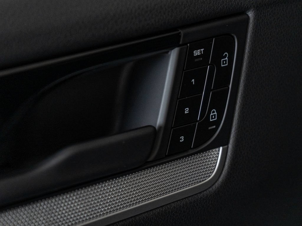 Certified 2025 Porsche Cayenne Coupe AWD/4WD image 13