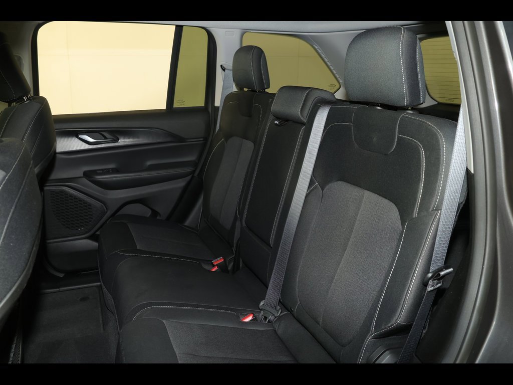 Used 2023 Jeep Grand Cherokee Laredo image 28