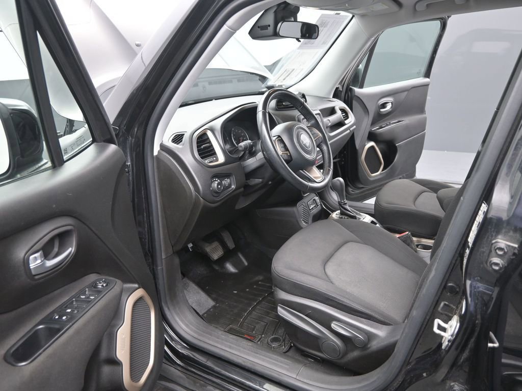 Used 2017 Jeep Renegade Latitude FWD image 9