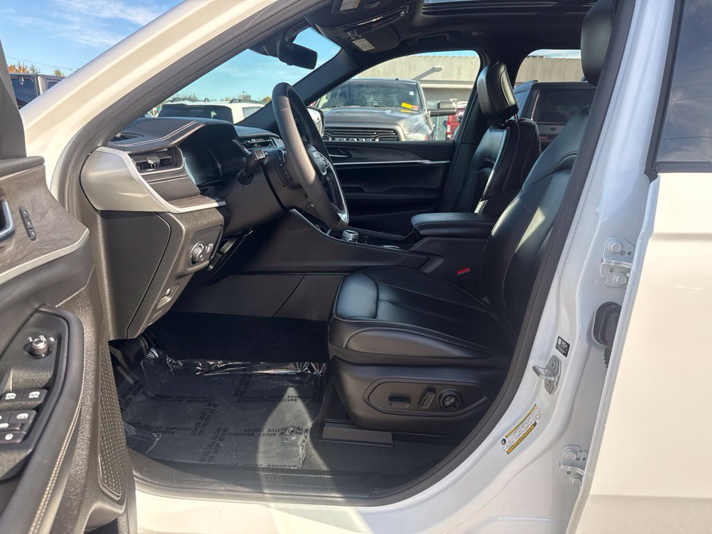 Certified 2025 Jeep Grand Cherokee Limited AWD/4WD image 17