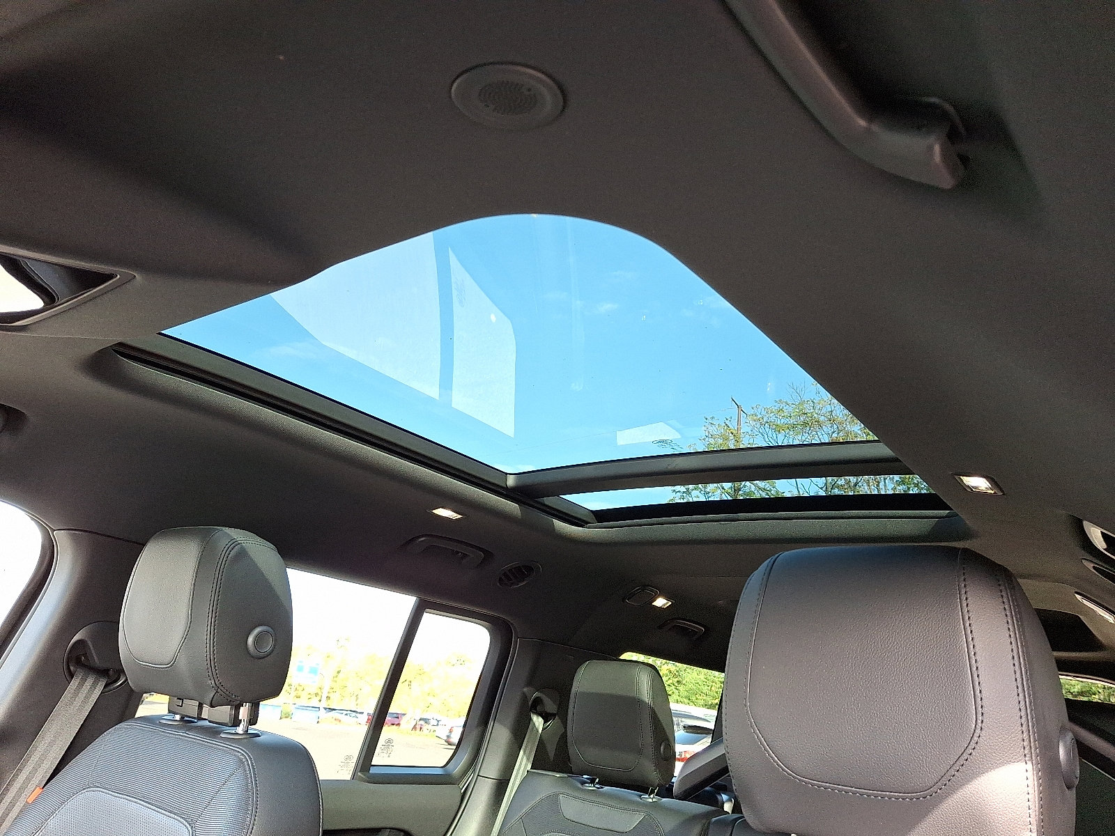 Used 2023 Land Rover Defender 130 X-Dynamic SE image 14